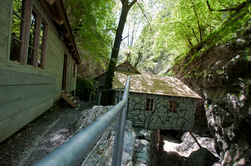 Bei Dolenji Novaki, 2010, Hütten in der Schlucht, Laurent Louis