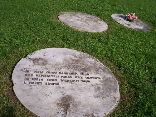 Sissek, 2006, Massengrab für Kinder am Friedhof Viktorovac, Stiftung Denkmal, Stefan Dietrich