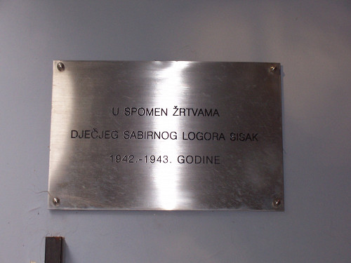 Sissek, 2006, Gedenktafel im ehemaligen Schulgebäude, das zum Lager gehörte, Stiftung Denkmal, Stefan Dietrich