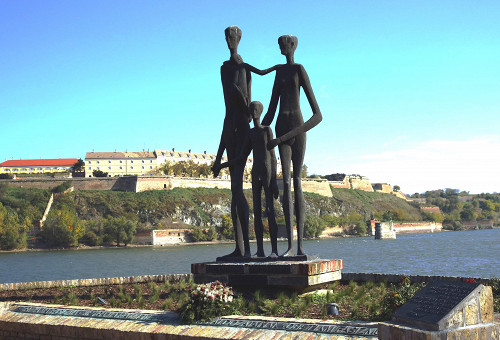 Neusatz, 2010, Denkmal für die Opfer des Massakers vom Januar 1942, Gyula Sápi