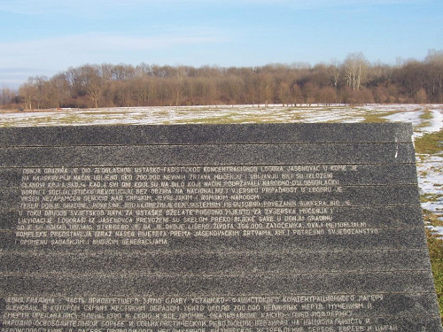 Donja Gradina, 2006, Gedenk- und Informationstafel am Ort der Verbrechen, Stiftung Denkmal, Stefan Dietrich