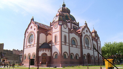 Subotica, 2018, Die Fassade der restaurierten Jugedstilsynagoge, Pannon RTV