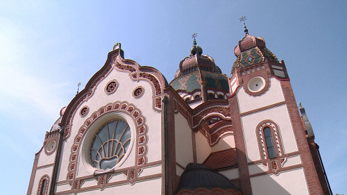 Subotica, 2018, Details der Jugendstilfassade der Synagoge, Pannon RTV