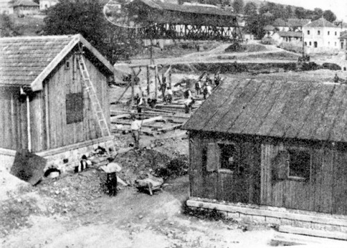 Bor, o.D., Barracken eines Zwangsarbeiterlagers bei Bor, Yad Vashem