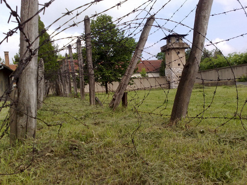 Niš, 2010, Stacheldrahtverhau auf dem ehemaligen Lagergelände, Saša Stančić