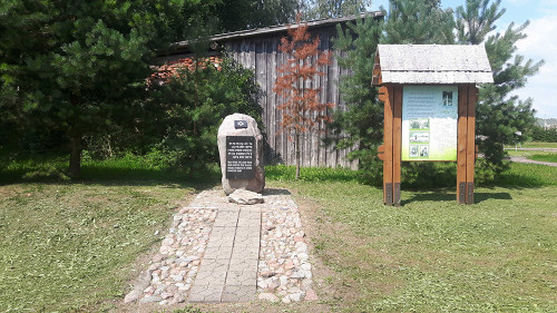 Wysztyten, 2018, Gedenkstein und Informationstafel vor der Ruine der ehemaligen Synagoge, Stiftung Denkmal