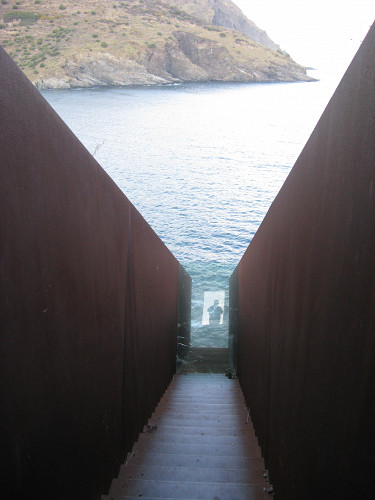 Portbou, 2013, Am Ende des Korridors ein Portrait Walter Benjamins, Awersowy