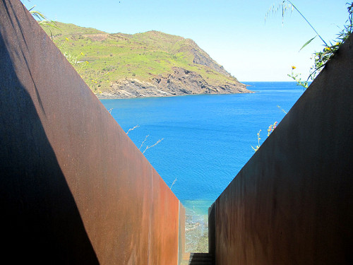 Portbou, 2013, Innenansicht des Korridors mit Blick zum Meer, Awersowy