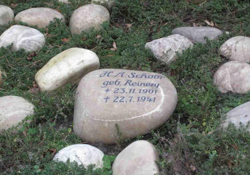 Bad Zwischenahn, 2009, Gedenkstein für eines der Opfer auf dem ehemaligen Anstaltsfriedhof, Hedwig Thelen
