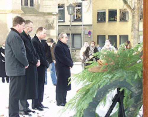 Andernach, 2006, Gedenkfeier am Denkmal, Landeskrankenhaus Rheinland-Pfalz