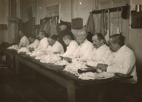 Berlin-Rummelsburg, 1925, Insassen des Arbeitshauses beim Federreißen, akg-images