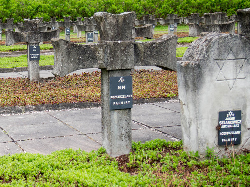 Palmiry, 2014, Christliche und jüdische Grabsteine nebeneinander, Paweł Daniluk