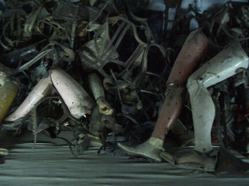 Auschwitz, 2005, Prothesen ermordeter Juden in einer Vitrine der Dauerausstellung, Stiftung Denkmal