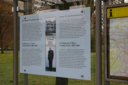 Berlin, 2008, Informationstafel an Bushaltestelle, Stiftung Denkmal, Anne Bobzin