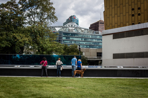 Berlin, 2014, Der Gedenk- und Informationsort, rechts davon das Gebäude der Philharmonie, Stiftung Denkmal, Marko Priske