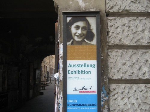 Berlin, 2011, Hinweisschild am Eingang zum Hinterhof in der Rosenthaler Straße, Stiftung Denkmal