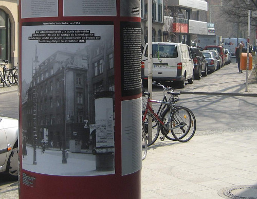 Berlin, 2011, Historisches Bild auf der Litfaßsäule in der Rosenstraße, Stiftung Denkmal