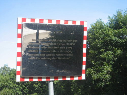 Berlin, 2010, Verkehrsspiegel am Waldweg, Stiftung Denkmal