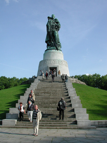 Berlin, 2000, Statue des sowjetischen Soldaten mit Kind, Senatsverwaltung für Stadtentwicklung, Ulrich Reinheckel