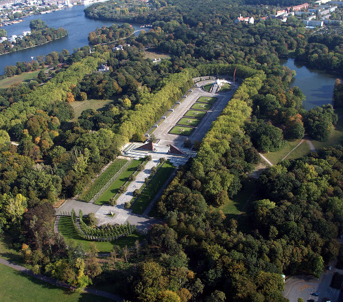 Berlin, 2004, Luftbild von der Ehrenmalanlage, Senatsverwaltung für Stadtentwicklung, Philipp Meuser