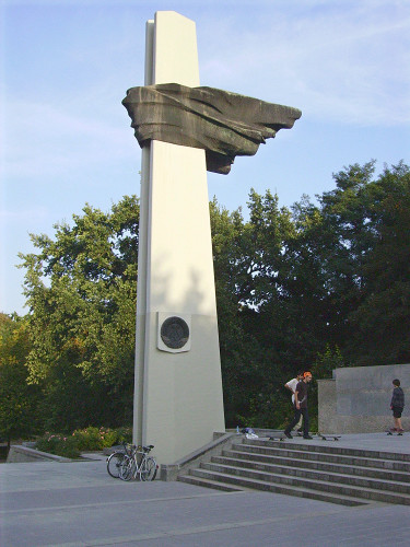 Berlin, 2009, Betonsäule und Fahnentuch aus Bronze, Thomas Herrmann, Berlin