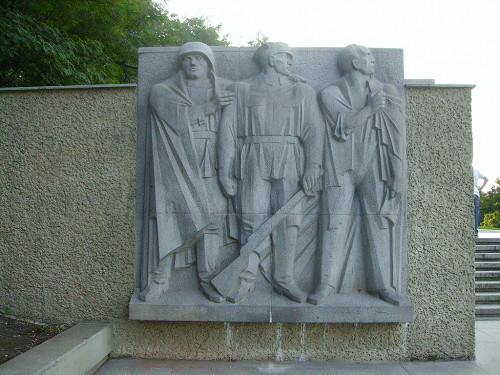 Berlin, 2009, Relief mit Sowjetsoldat, Soldat der Armia Ludowa und deutschem Antifaschisten, Thomas Herrmann, Berlin