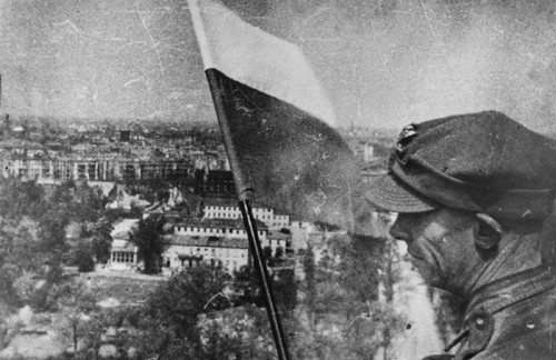 Berlin, 2. Mai 1945, Ein Soldat der Polnischen Volksarmee schwenkt die polnische Fahne auf der Siegessäule, gemeinfrei