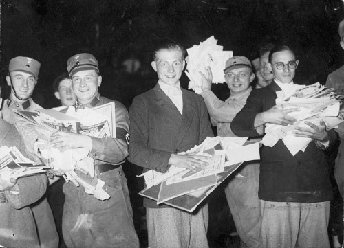 Berlin, 1933, Studenten bei der Bücherverbrennung am Opernplatz, Bundesarchiv, Bild 102-14598, k.A.