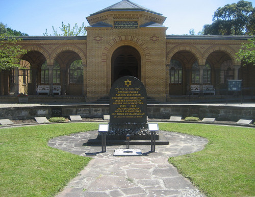 Berlin-Weißensee, 2010, Gedenkstein am Eingang des Friedhofs, Stiftung Denkmal