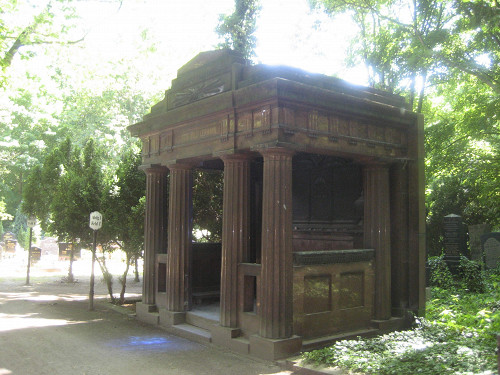 Berlin-Weißensee, 2010, Familiengruft auf dem Friedhof, Stiftung Denkmal