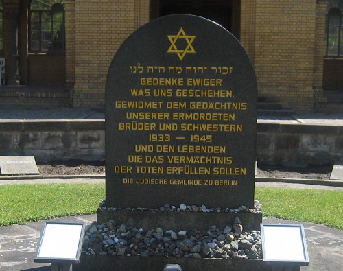Berlin-Weißensee, 2010, Gedenkstein am Eingang des Friedhofs, Stiftung Denkmal