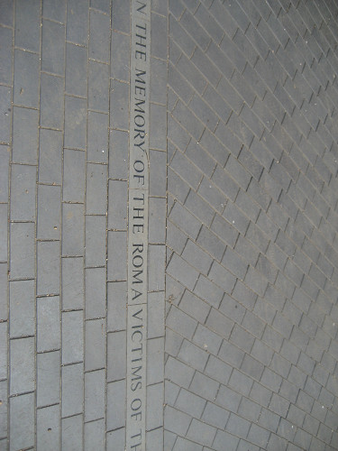 Budapest, 2010, Widmung auf dem Boden vor dem Denkmal, Stiftung Denkmal