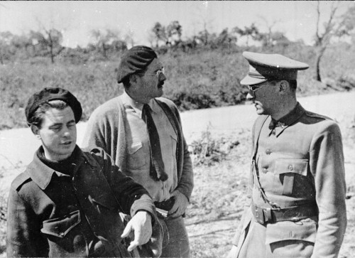 O.O., 1936/1937, Dokumentarfilmer Joris Ivens, Schriftsteller Ernest Hemingway sowie der Schriftsteller und Kommandeur des Thälmann-Bataillons Ludwig Renn, Bundesarchiv, Bild 183-84600-0001, k.A.