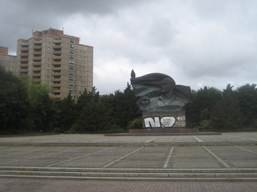Berlin, 2010, Denkmal für Ernst Thälmann an der Greifswalder Straße, Stiftung Denkmal