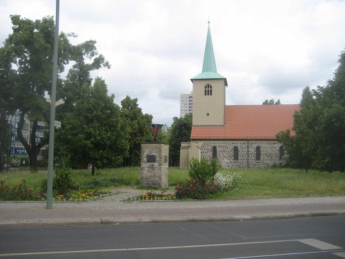 Berlin, 2010, Denkmal und Alte Pfarrkirche am Loeperplatz, Stiftung Denkmal