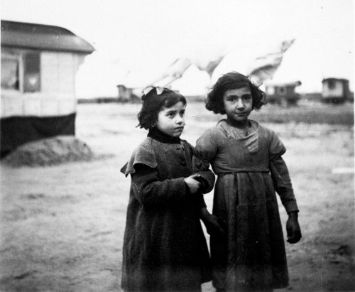 Berlin Marzahn, zwischen 1933 und 1939, Die Kinder von Gregor und Heinrich Lehmann im »Zigeunerlager« Marzahn, Bundesarchiv, Bild 146-1987-035-20A, k.A.