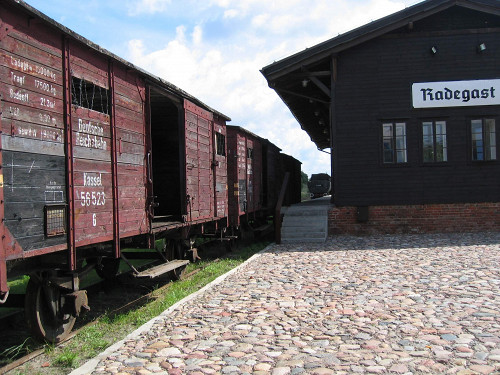 Lodz, 2006, Originalgetreuer Deportationswaggon neben dem Bahnhofsgebäude, Stiftung Denkmal, Uta Fröhlich