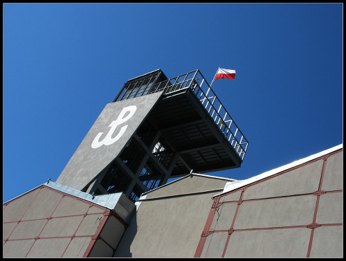Warschau, 2008, Das Museum des Warschauer Aufstandes mit dem Symbol der AK, Roman Gładysz