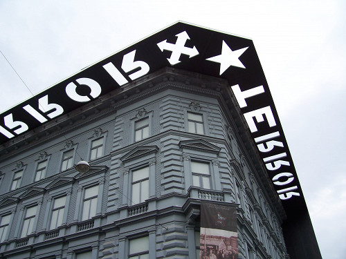 Budapest, 2005, Fassade der Gedenkstätte, Stiftung Denkmal