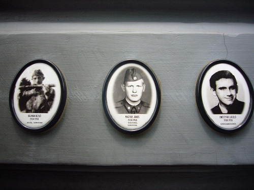 Budapest, 2008, Portraits und Namen von Personen, die nach der Niederschlagung der Revolution von 1956 hingerichtet wurden, an der Fassade des Hauses, Adriana Lukas