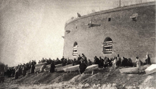 Zamość, 1944, Begräbnis der exhumierten Opfer an der Rotunde, Muzeum Zamojskie