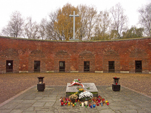 Zamość, 2007, Denkmal am Ort der Leichenverbrennung im Innenhof der Rotunde, Muzeum Zamojskie