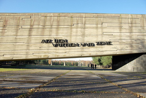 Salaspils, 2009, Gedenkwand auf dem Gelände der Gedenkstätte, Ronnie Golz