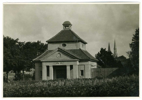 Memel, o.D., Die nicht mehr vorhandene Trauerhalle auf dem Jüdischen Friedhof mit der hebräischen Inschrift »Bet Olam« (Haus der Ewigkeit), Mažosios Lietuvos Istorijos Muziejus