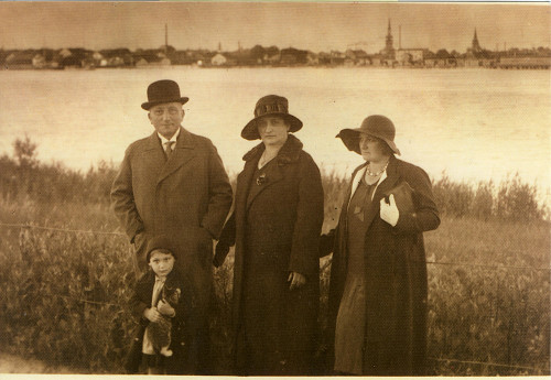 Memel, 1934, Der jüdische Oberingenieur Alfred Wittenberg (1877 Memel – 1940 KZ Sachsenhausen) mit Familienangehörigen vor der Silhouette der Stadt, Ostpreußisches Landesmuseum Lüneburg
