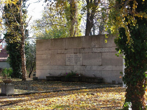 Pécs, 2010, Gedenkmauer am jüdischen Friedhof, Mária Úz