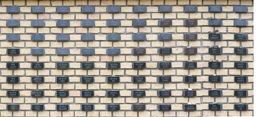 Békéscsaba, 2017, Namen ermordeter Juden auf der Gedenkmauer, jewish-bekescsaba.com