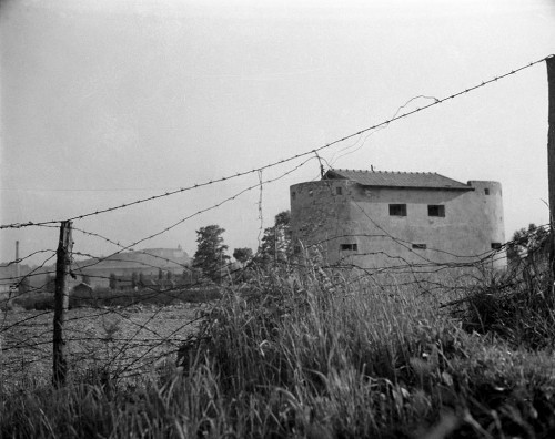 Ljubljana, o.D., Bunker am Stacheldrahtzaun, Muzej novesje zgodovine Slovenije, Ljubljana