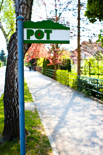 Ljubljana, 2011, Hinweisschild am Pfad der Erinnerung und Kameradschaft, Blaž Vizjak