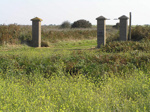 Alderney, 2008, Das ehemalige Eingangstor des Lagers Sylt, Yolanta Boot